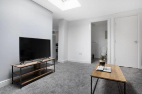 Stylish Comfort 4-Bed on Church Road, Sleeps 4